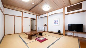 Donzen dekbedden, een bureau, gratis wifi, beddengoed