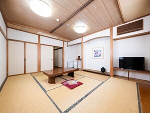 Selimut bulu angsa, meja kerja, Wi-Fi gratis, dan seprai linen