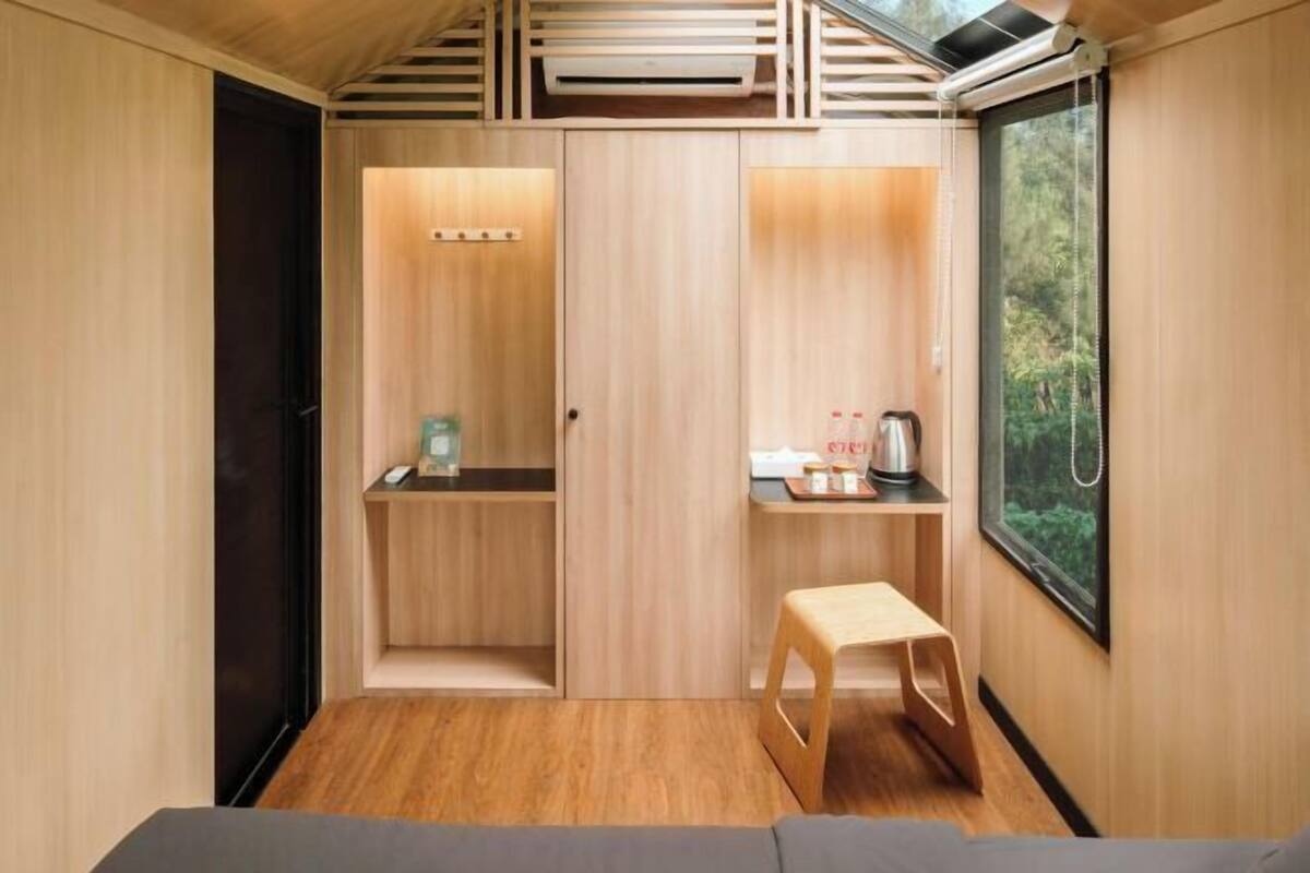 Een bureau, een laptopwerkplek, gratis wifi, beddengoed