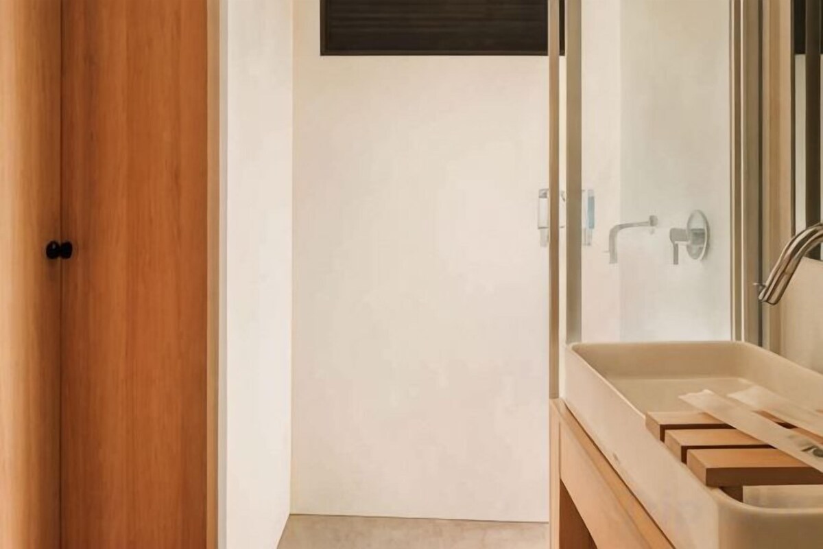 Douche, douche à « effet pluie », sèche-cheveux, bidet