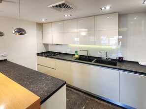 Deluxe Apartment | Bathroom | Hair dryer, towels, soap, shampoo - Holiday Luxury Home by FeelHome  (Jerusalem)