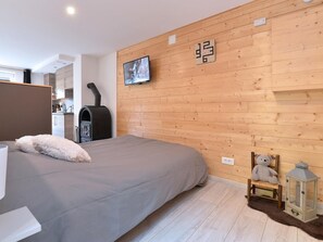 Tabla de planchar con plancha, wifi gratis y ropa de cama 