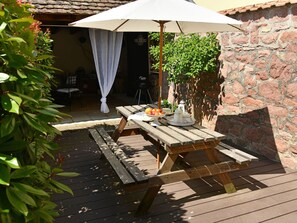 Outdoor dining - Charming F2 in Alsace Vineyard, Cozy Comfort, Outdoor Space, Near Colmar & Mulhouse (Bergholtz)
