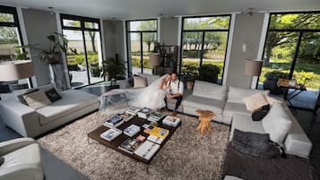 Suite de lujo | Área de sala de estar | Televisión de pantalla plana, Netflix y piso con calefacción