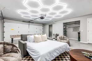 5 habitaciones, tabla de planchar con plancha, cuna de viaje y wifi 