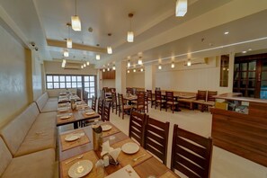 Dining - Hotel Raajpath (Vadodara)
