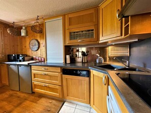 Jääkaappi, mikroaaltouuni, astianpesukone, kahvin-/teenkeitin