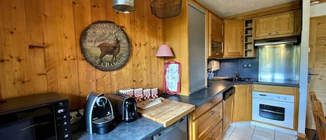 Jääkaappi, mikroaaltouuni, astianpesukone, kahvin-/teenkeitin