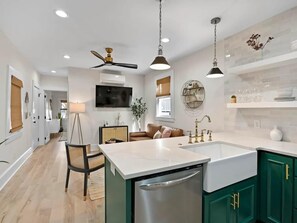 Interior - LOCATION! Stunning Downtown Home Steps to King St (Charleston)