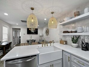 冰箱、微波炉、烤箱、炉灶