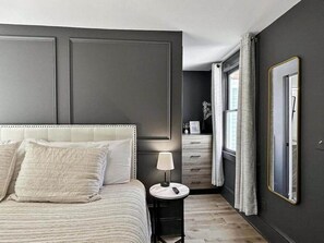 4 bedrooms, iron/ironing board, WiFi, bed sheets - LOCATION! Stunning Downtown Home Steps to King St (Charleston)