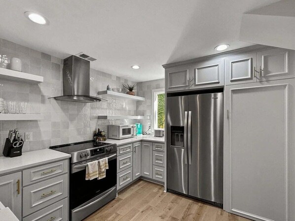 冰箱、微波炉、烤箱、炉灶