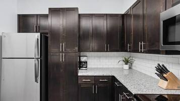 Geladeira, micro-ondas, fogão, cooktop