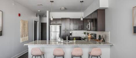 Réfrigérateur, micro-ondes, four, plaque de cuisson