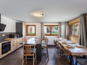 Fridge, microwave, oven, dishwasher - Spacious family apartment near center with parking (Megève)