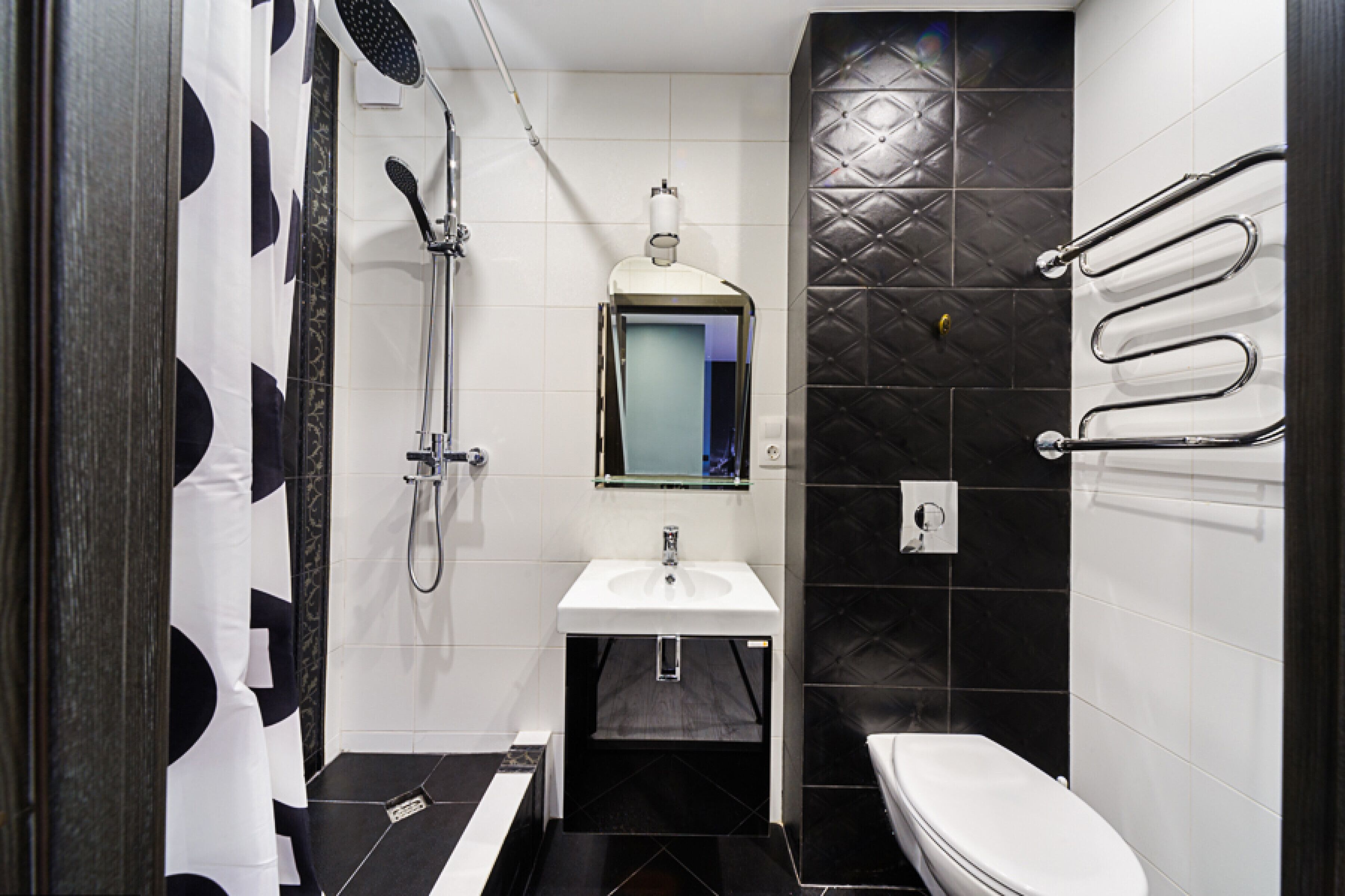 City Apartment | Bathroom | Shower, hair dryer, towels, soap