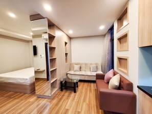 Minibar, una scrivania, postazione laptop, ferro/asse da stiro