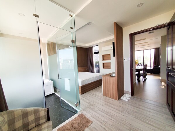 프리미엄 아파트, 발코니, 시내 전망 | 미니바, 책상, 노트북 작업 공간, 다리미/다리미판