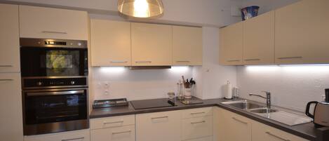 Frigorífico, microondas, lavavajillas y tostadora