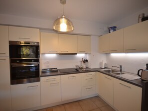 Réfrigérateur, micro-ondes, lave-vaisselle, grille-pain