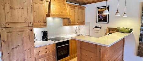 Kühlschrank, Geschirrspüler, Wasserkocher mit Kaffee-/Teezubehör