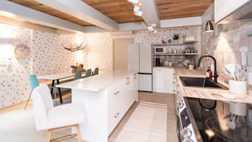 Refrigerador, microondas, horno y parrilla de estufa