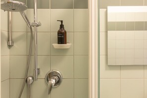 Dusche, Haartrockner, Bidet, Handtücher
