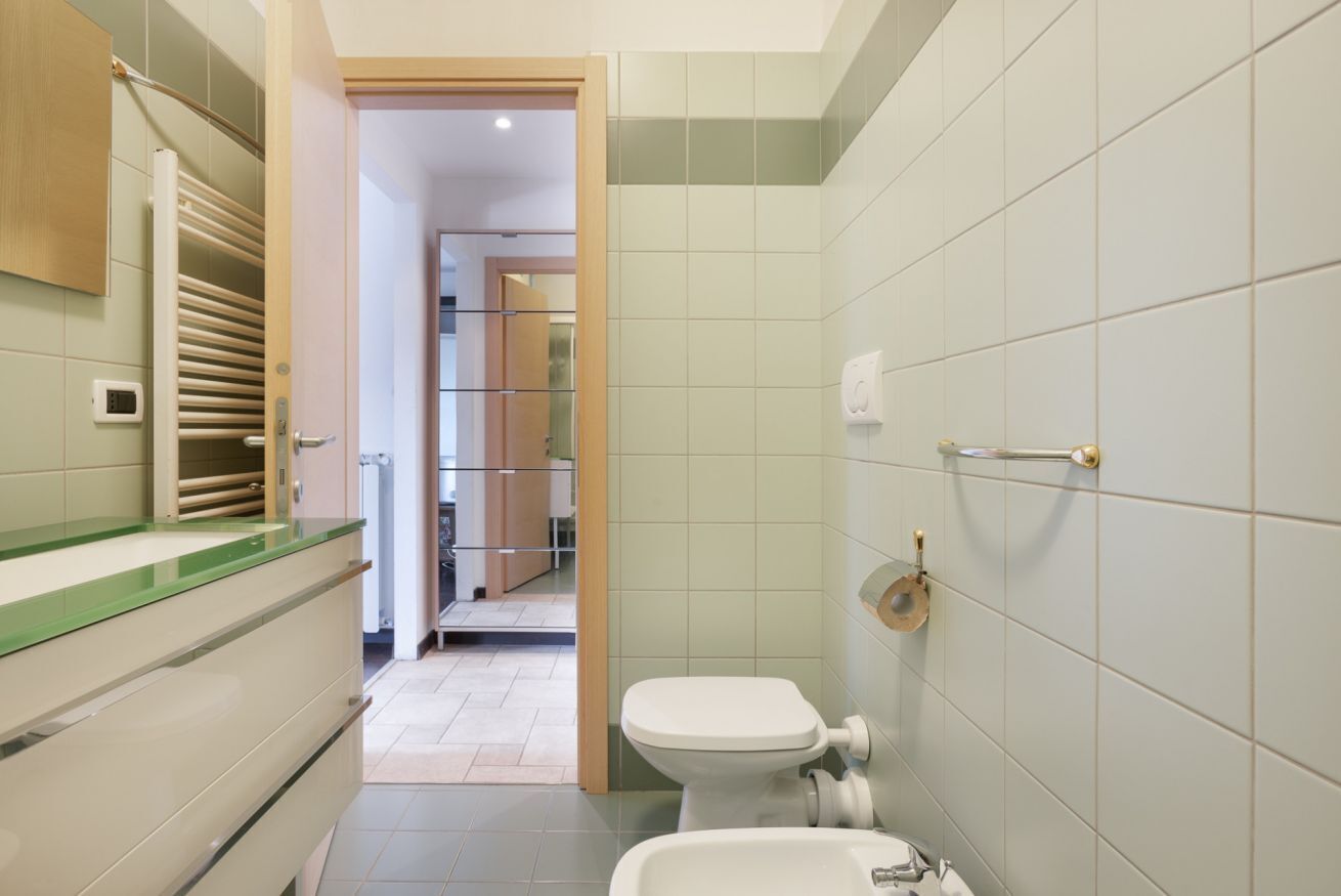 Een douche, een haardroger, een bidet, handdoeken