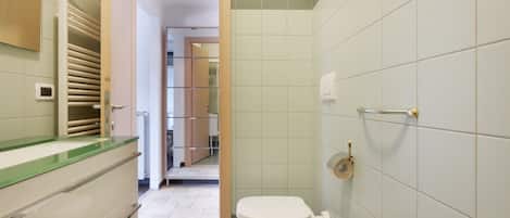 Dusche, Haartrockner, Bidet, Handtücher