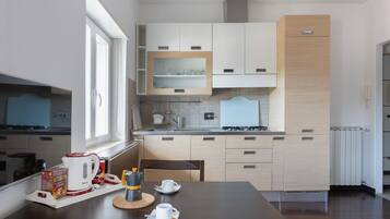 Frigorifero, forno, piano cottura, lavastoviglie