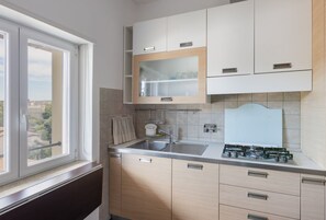 Kühlschrank, Ofen, Geschirrspüler, Wasserkocher mit Kaffee-/Teezubehör