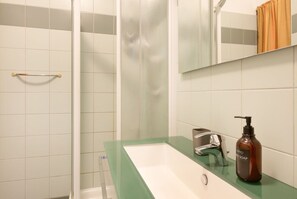 Dusche, Haartrockner, Bidet, Handtücher