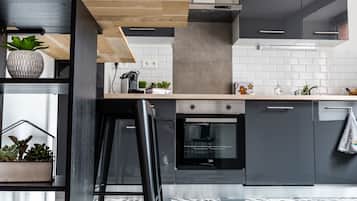 Een koelkast, een microgolfoven, een oven, een vaatwasser