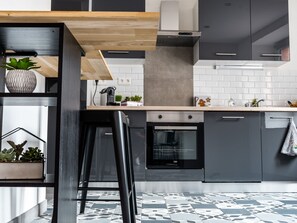 Frigorífico, microondas, horno y lavavajillas