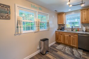 Fridge, oven, stovetop, dishwasher