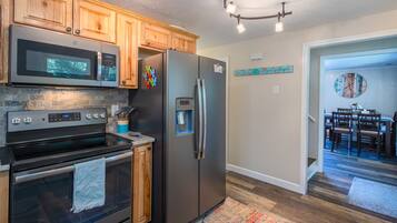 Fridge, oven, stovetop, dishwasher
