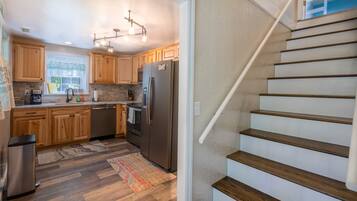 Fridge, oven, stovetop, dishwasher