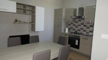 Frigorifero, forno, piano cottura, macchina per tè/caffè