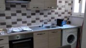 Frigorifero, forno, piano cottura, macchina per tè/caffè