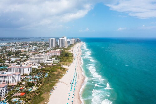 Sunny Beachside Oasis: Sleeps 6,1 Block to Waves