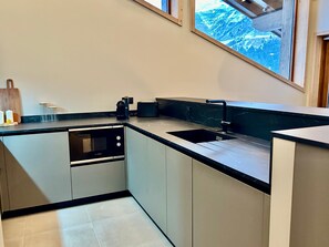 Fridge, dishwasher