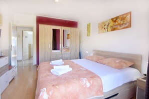 2 quartos, escrivaninha, Wi-Fi de cortesia, roupa de cama