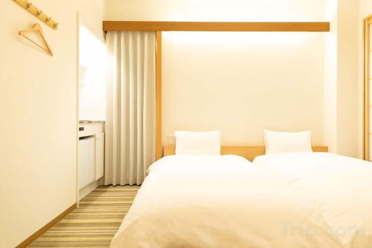 Cortines opaques, planxa i posts de planxar i wifi gratuïta 