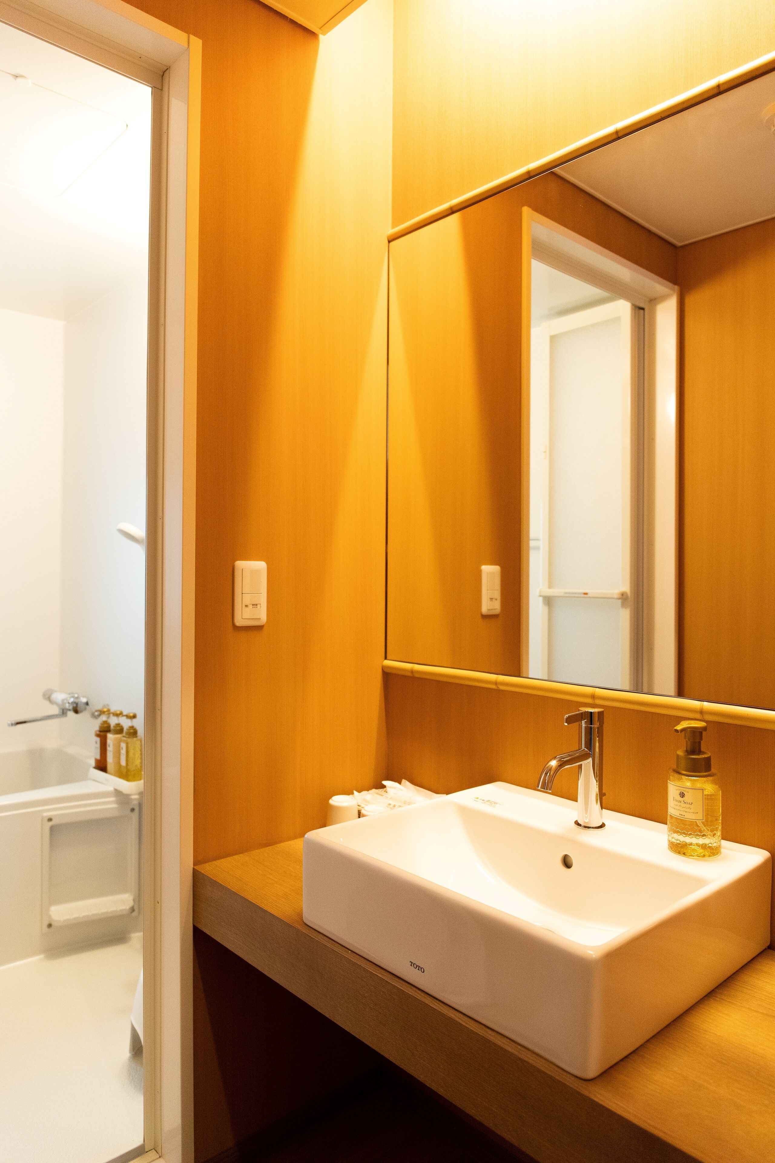 Ein Badezimmer mit Waschbecken, Spiegel und Holzschrank.