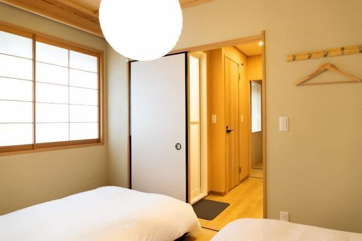 Cortinas blackout, tabla de planchar con plancha y wifi gratis
