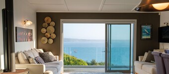 Ōmiha Oasis - Ōmiha Oasis is a premium family holiday home with spectacular views and wonderful amenities set in the tranquil surroundings of Ōmiha (Rocky Bay), Waiheke Island.  The property has three bedrooms and two bathrooms, making it perfect for