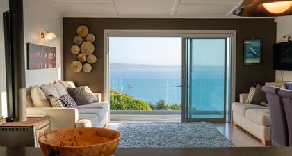 Premium family holiday home for up to 6 with spectacular views and hot tub