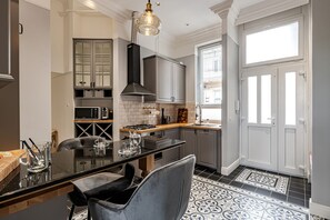Private kitchen - Elegant & Stylish 5 Star Luxury Living (Budapest)
