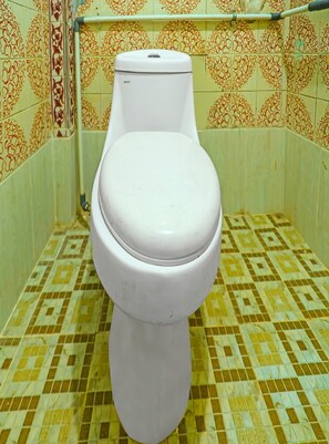 Habitación estándar doble | Baño | Ducha y toallas