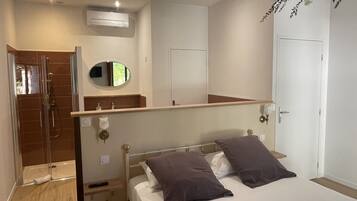 2 Schlafzimmer, Schreibtisch, Bügeleisen/Bügelbrett, Reisekinderbett